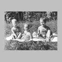 011-0205 Wolf-Dietrich, Eckhard und Ruediger 1940 im Garten.jpg